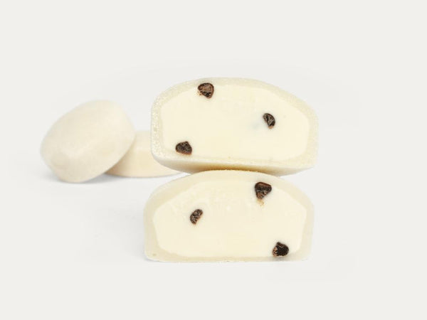 https://www.lesgastronomes.ae/cdn/shop/products/vanilla-chip-mochi-ice-cream-set-of-8-pieces-319768_600x.jpg?v=1677908590